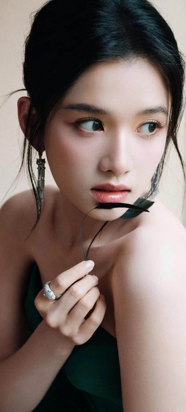 张婧仪近照