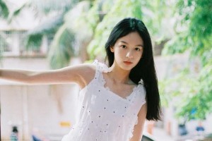 夏日度假风穿搭指南：周也郑秀晶同款连衣裙与针织单品